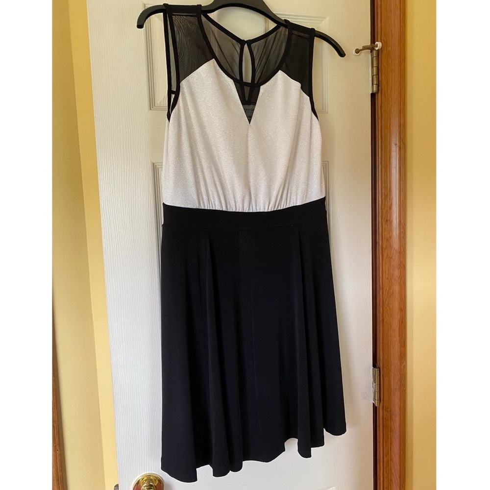 En focus petite black & white dress